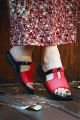 صندل تیموتی قرمز تسمه مشکی