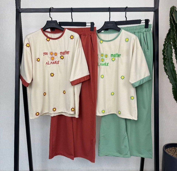 از سمت چپ: آجری 'بنتون